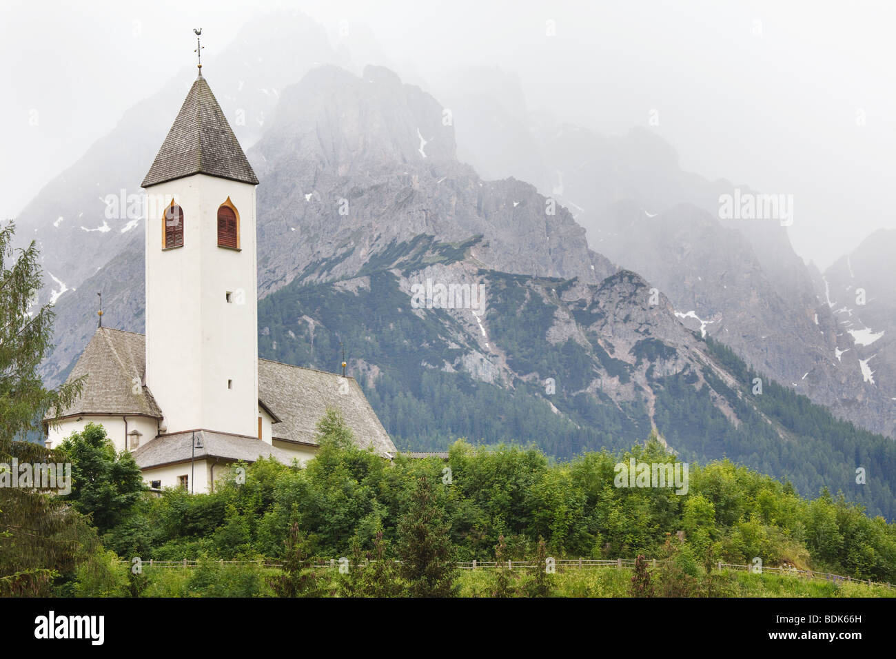 Kleine Kirche in der Nähe von Fuße eines Berges in Österreichische Alpen Stockfoto