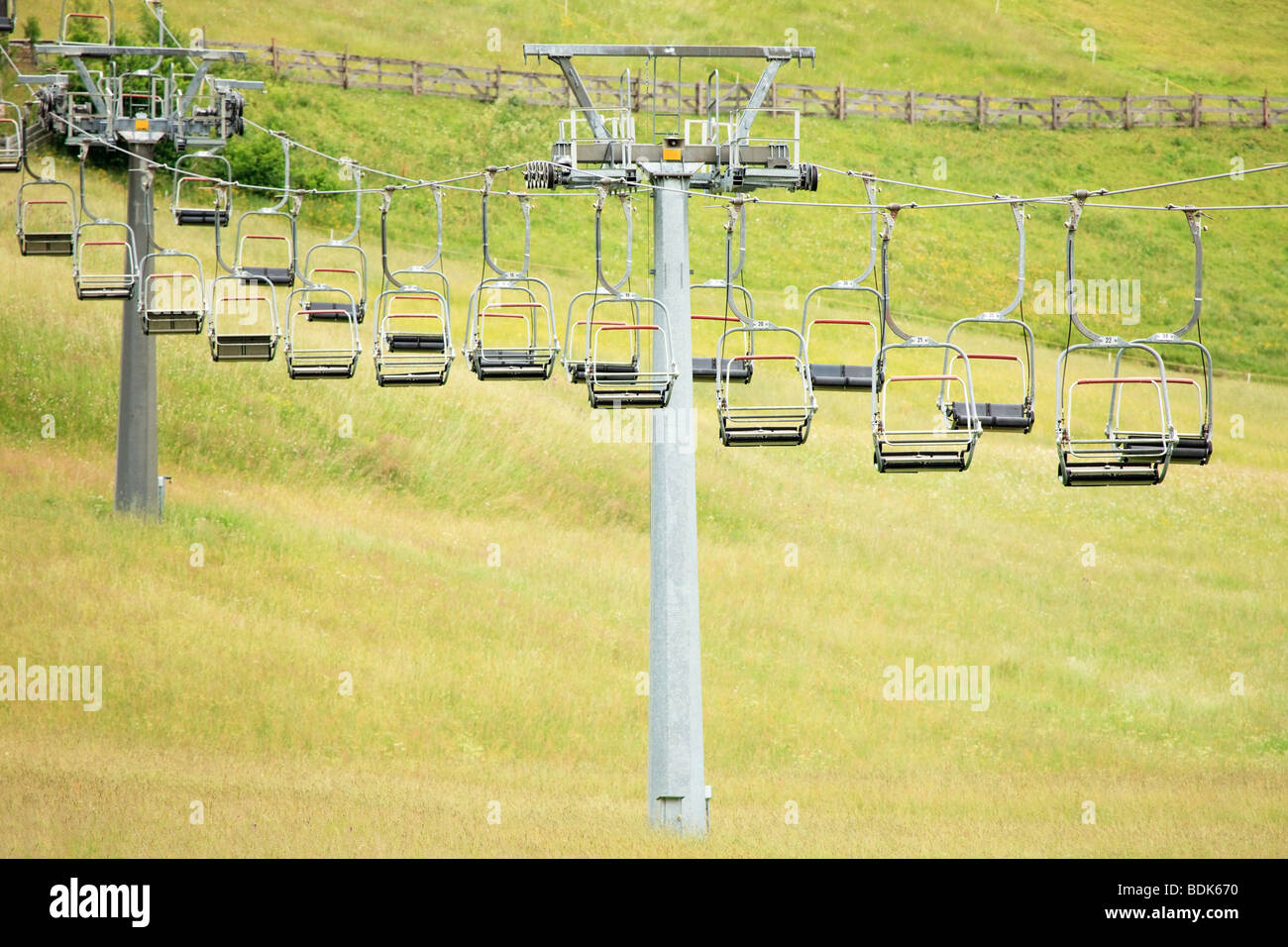 Leere Mountain Ski Sesselbahn im Sommer Stockfoto