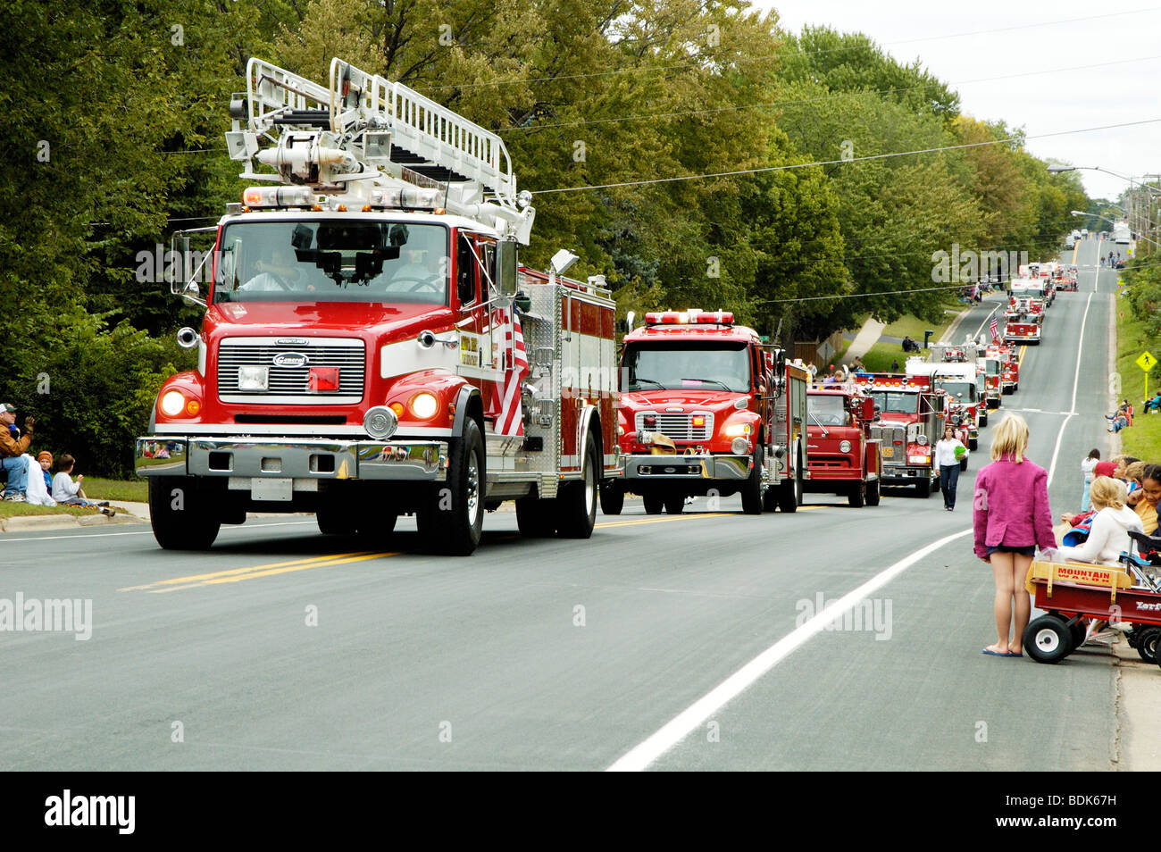 Feuerwehr und Rettungsdienst Fahrzeuge im Brandfall aufbringen Parade. Stockfoto