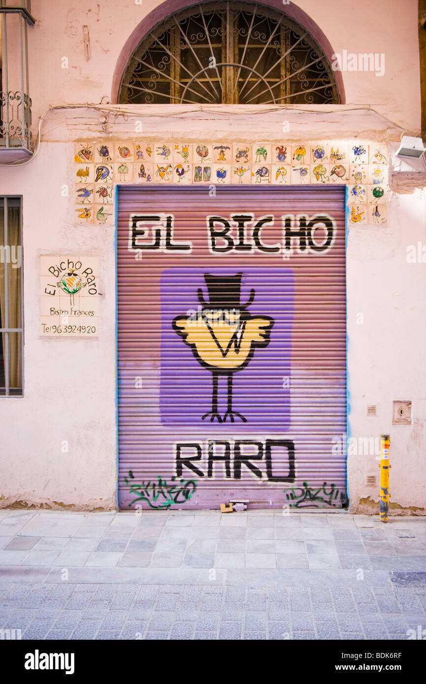 Spanien, Stadt von Valencia, interessante Schilder, Jalousien El Bicho Raro, Bistro Frances oder französische Bistro, Graffiti für restaurant Stockfoto