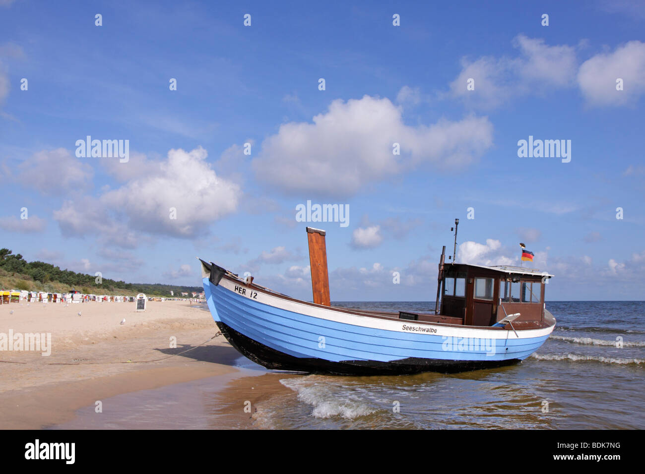 Fischerboot auf dem Strand von Heringsdorf, Insel Usedom, Mecklenburg-Vorpommern, Norddeutschland Stockfoto