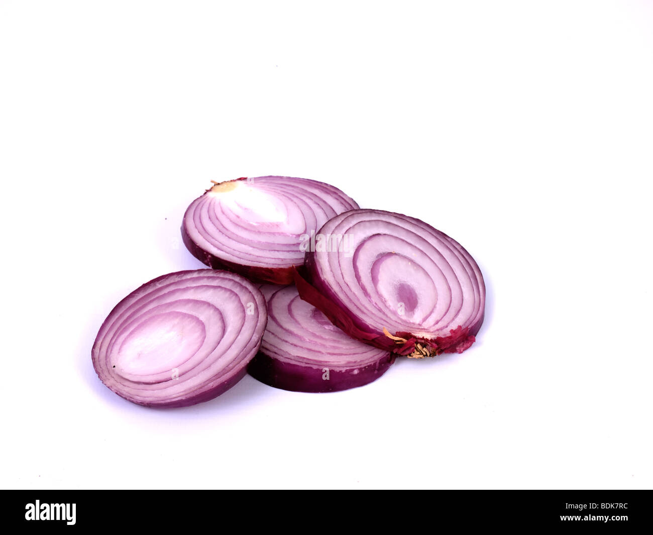 geschnittene rote Zwiebel auf einer weißen Tischplatte Stockfoto