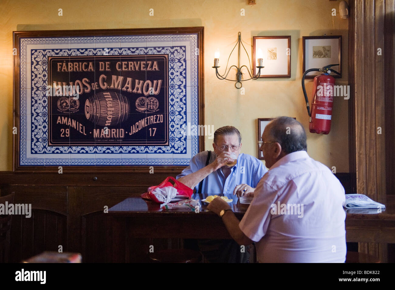 Spanien, Stadt von Valencia, zwei alte Männer teilen Drink in stimmungsvollen alten Bar oder Kneipe oder Tapas Bodega oder Gasthaus oder Café Restaurant Stockfoto