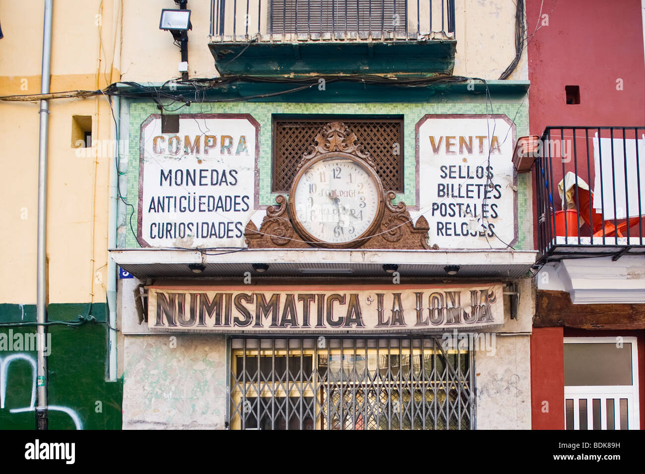 Spanien, Stadt Valencia, typische alte Uhrmacher oder Uhrmacherei, Numismatica la Lonja, kauft, verkauft & Reparaturen Stockfoto