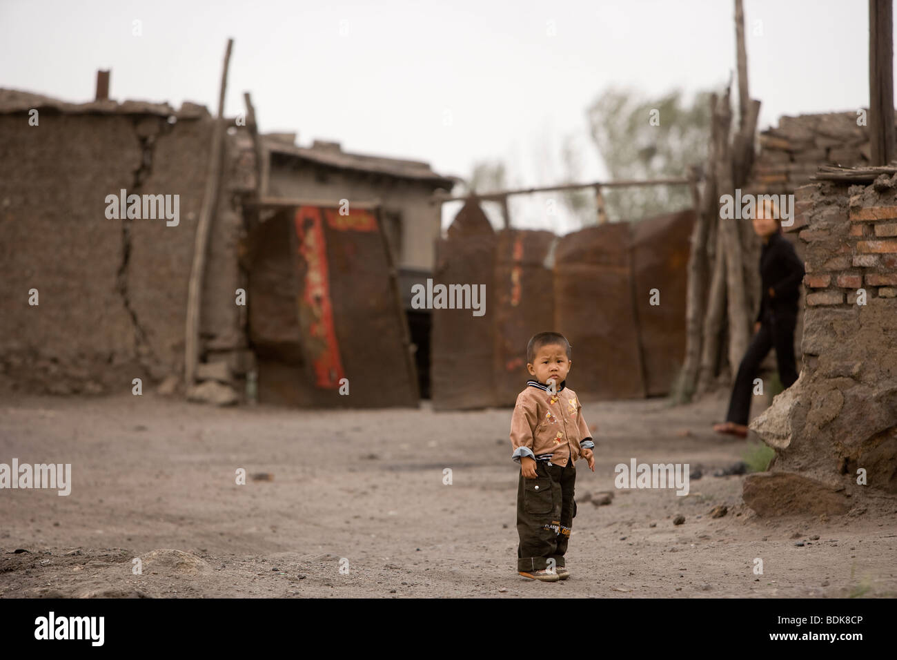 Ein kleiner Junge vor seinem Haus in der Nähe von Wuda Kohle Bereich in der Nähe von Wu Hai, Innere Mongolei Stockfoto