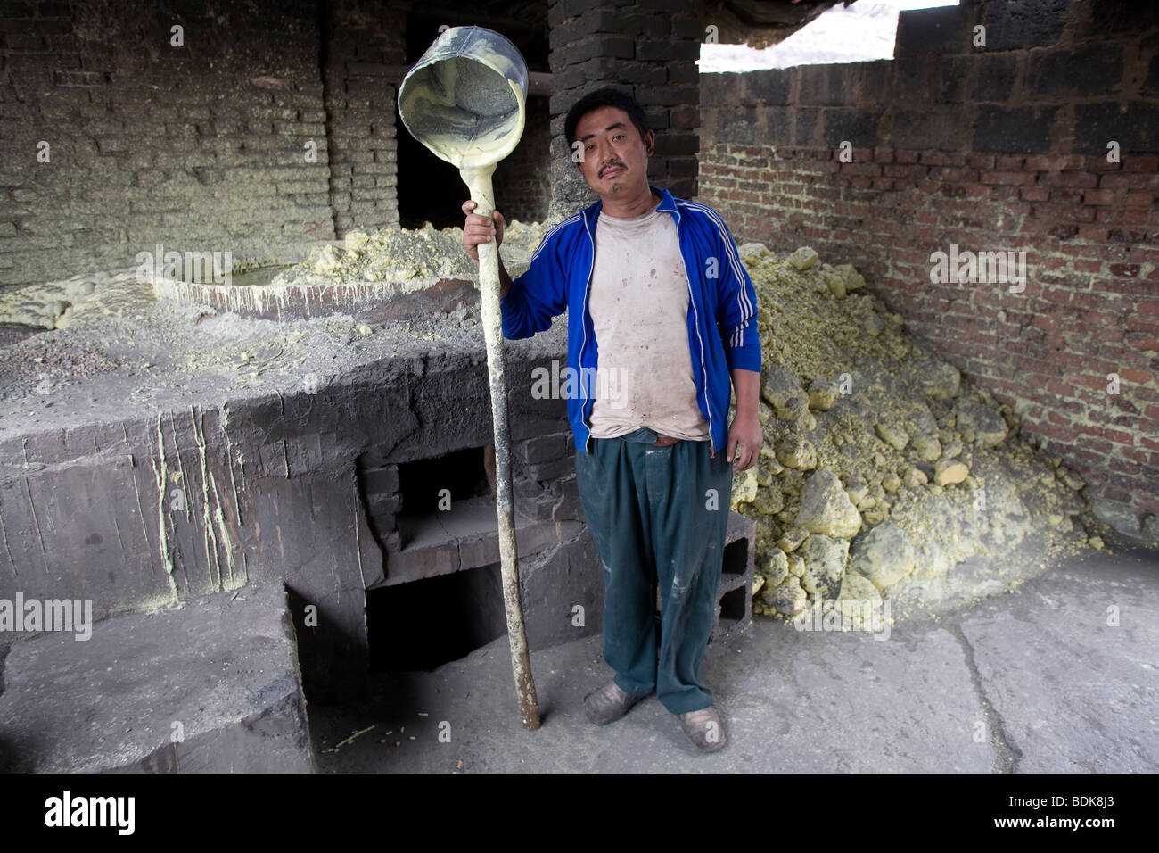 WuDa Kohle-Feld in der Nähe von Wu Hai, Inner Mongolia Yang Chuan Cheng mit Schwefel, die er auf seiner kleinen Fabrik gemacht hat. Stockfoto