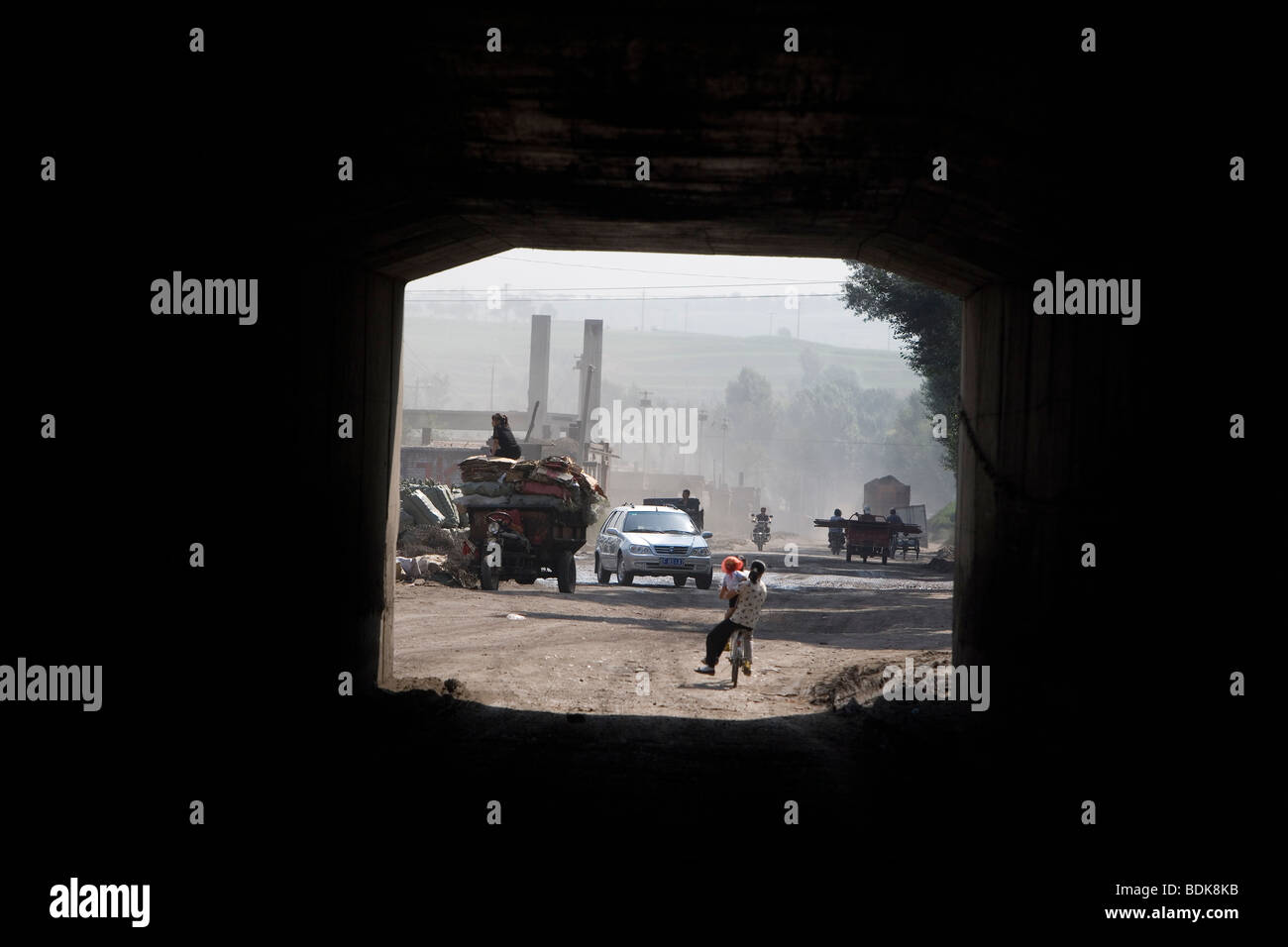 Zeigen Sie unter einer Eisenbahnbrücke in der Nähe von Datong, Provinz Shanxi, China an Stockfoto