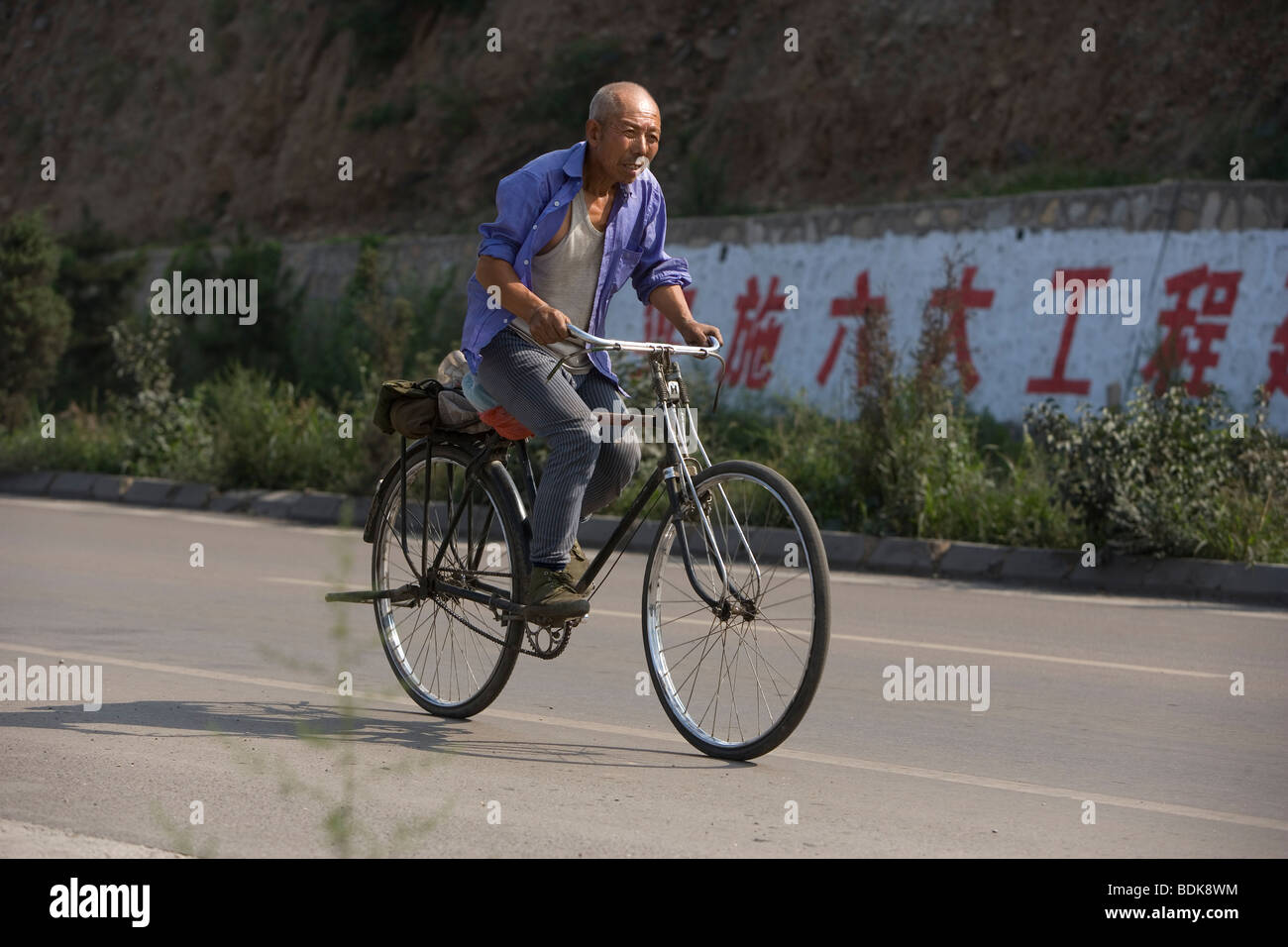 EIN TAI BAO MINE, Provinz SHANXI, CHINA - AUGUST 2007: Ein Bergmann Zyklen nach Hause am Ende seiner Schicht. Stockfoto