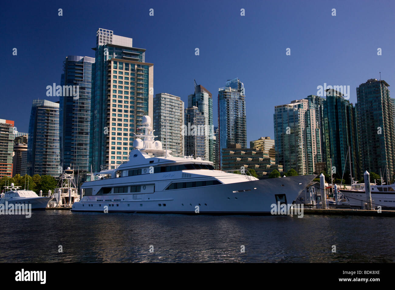 Eine Yacht und die Innenstadt von Vancouver von Coal Harbour, British Columbia, Kanada. Stockfoto