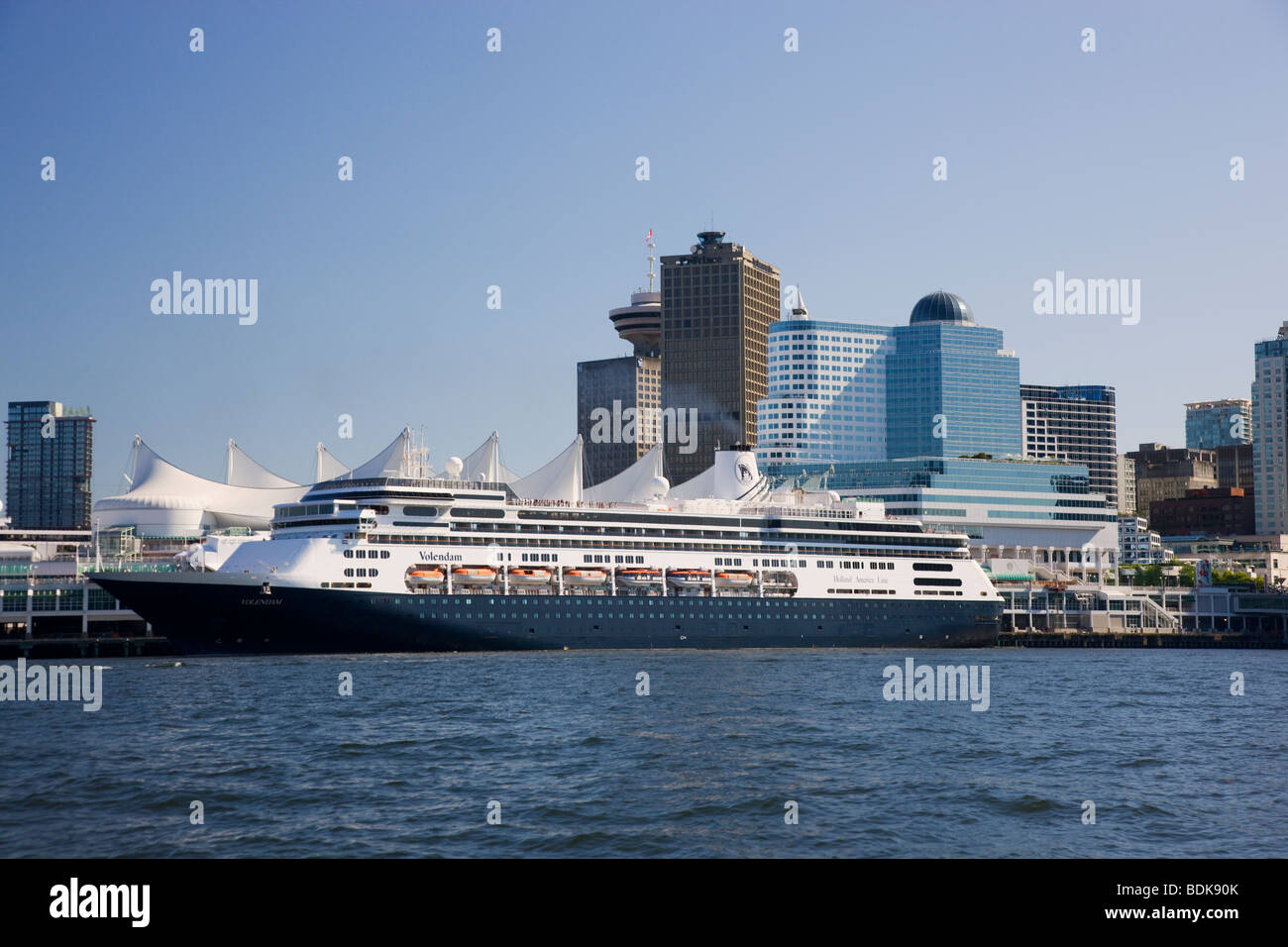 Holland America Kreuzfahrtschiff Volendam an der Kreuzfahrt Schiff Terminal Canada Place, Vancouver, British Columbia, Kanada. Stockfoto
