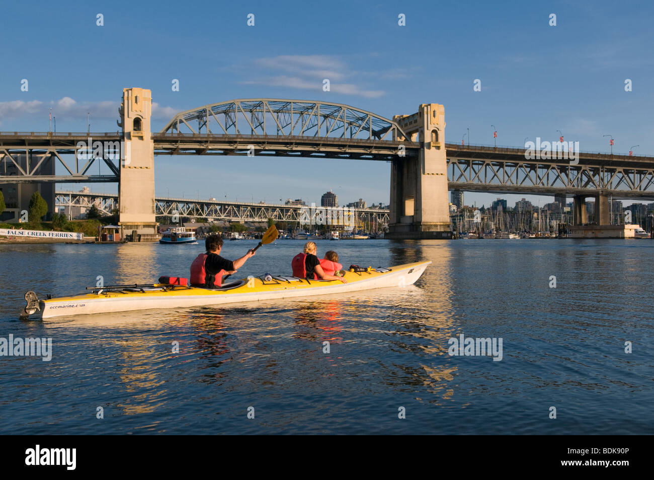 Eine Familie unter der Burrard Street Bridge im kanadischen Englisch Bay "British Columbia" Vancouver Kajaks Stockfoto