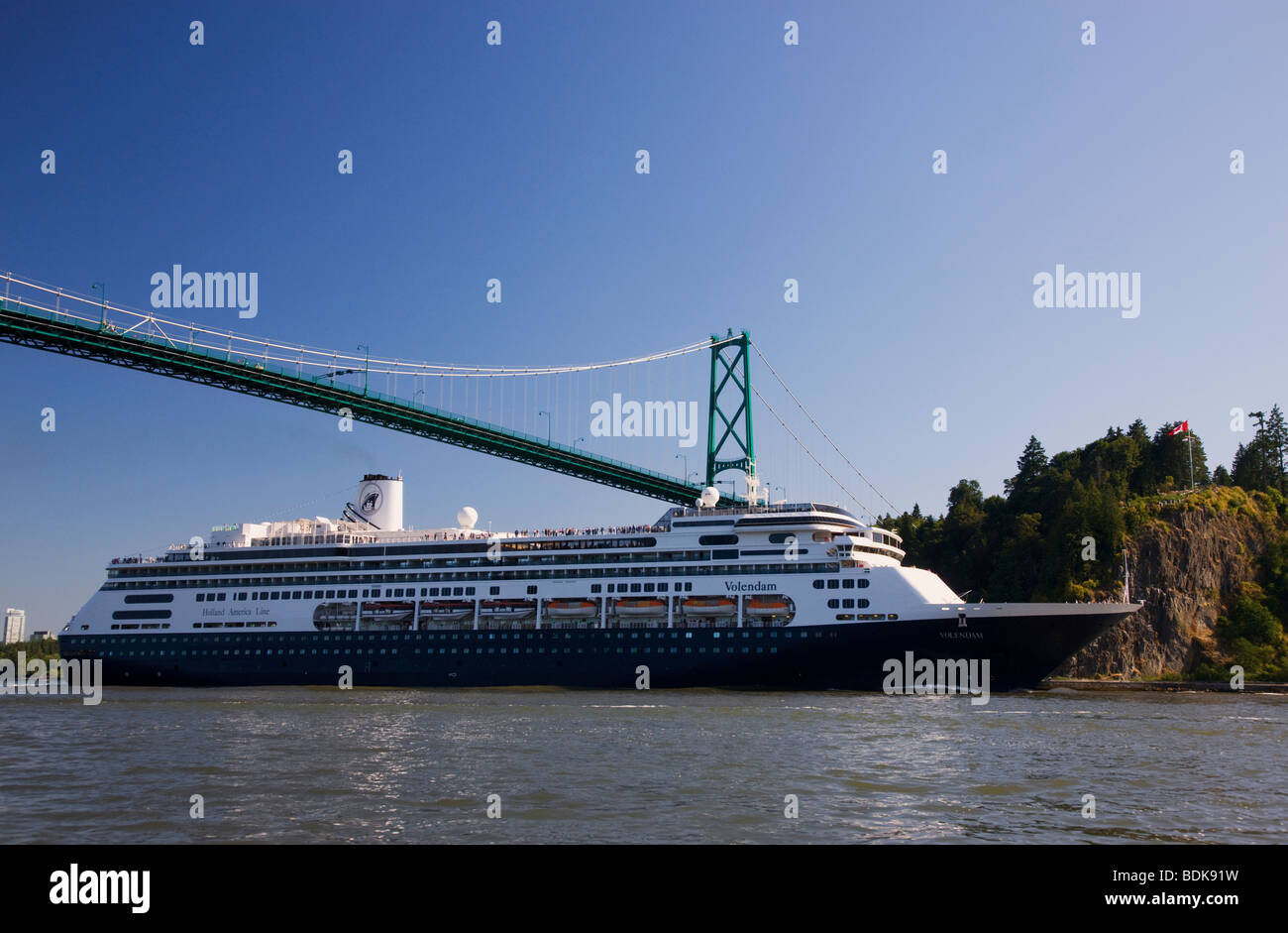 Holland America Kreuzfahrtschiff Volendam Unterquerung der Lions Gate Bridge, Vancouver, Britisch-Kolumbien, Kanada. Stockfoto