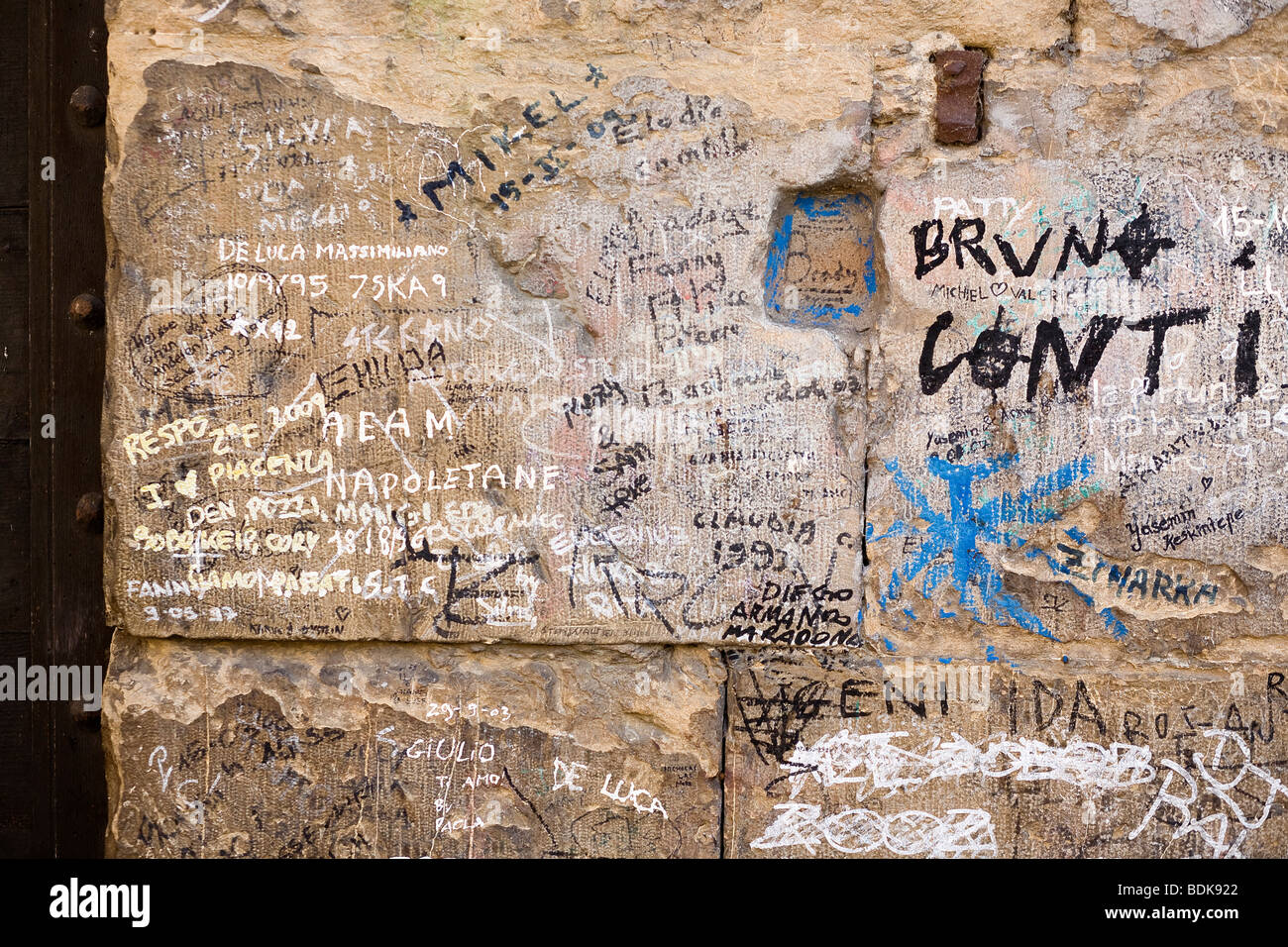 Graffiti auf eine Mauer, Ponte Vecchio, Florenz, Italien Stockfoto