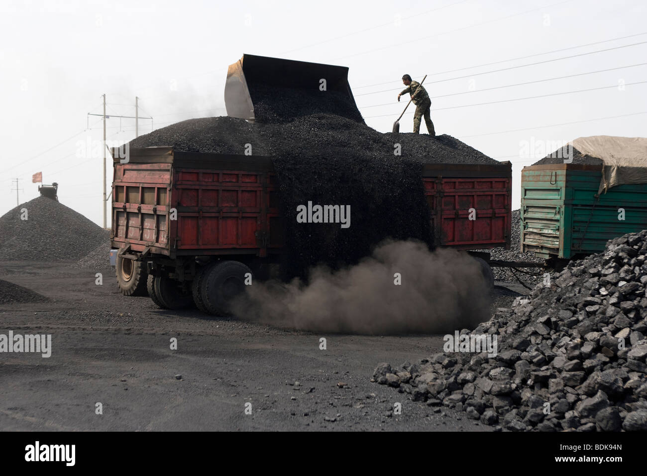 DATONG, Provinz SHANXI, CHINA - AUGUST 2007: Eine Kohle LKW Fahrer Ebenen ein frisches Laden der Zeche auf seinem LKW in einem privaten Stockfoto