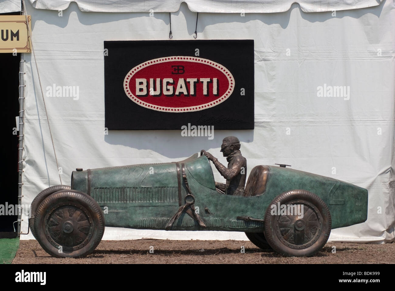 Bugatti-Skulptur vor dem Mullin Automotive Museum-Zelt beim 2009 Pebble Beach Concours d ' Elegance. Stockfoto