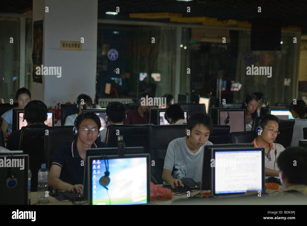 TAIYUAN, Provinz SHANXI, CHINA - August 2007: Jugendliche Computerspiele spielen in einer großen Internet-Gaming-Halle Stockfoto
