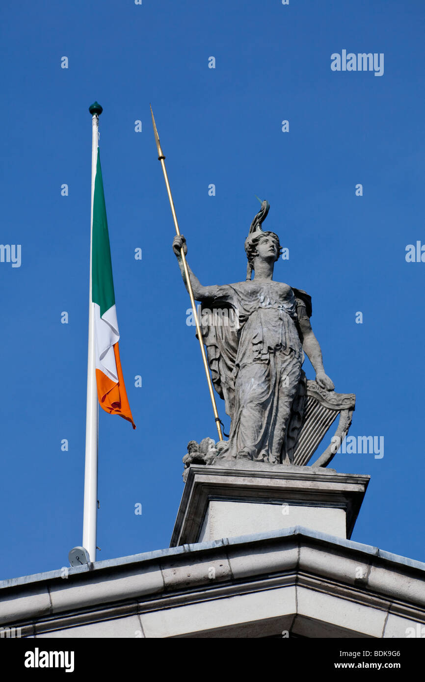 Statue und irische Flagge auf General Post Office, O'Connell Street, Dublin, Irland Stockfoto