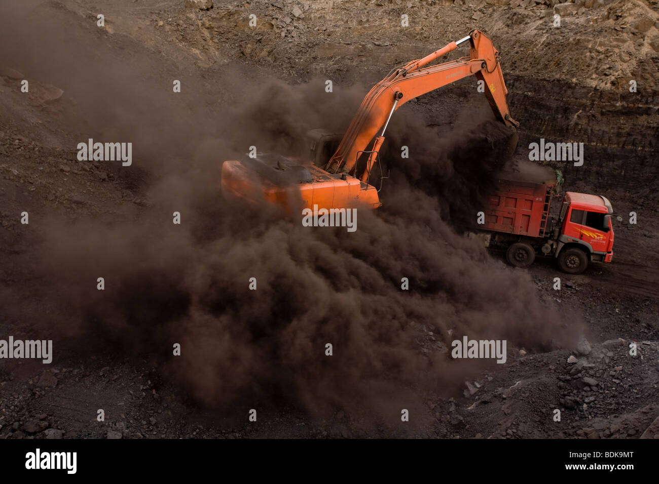 WUDA COAL FIELD, WU HAI, Innere Mongolei, CHINA - AUGUST 2007: Eine vordere Löffelbagger füllt einen LKW mit hoher Qualität der Kohle. Stockfoto
