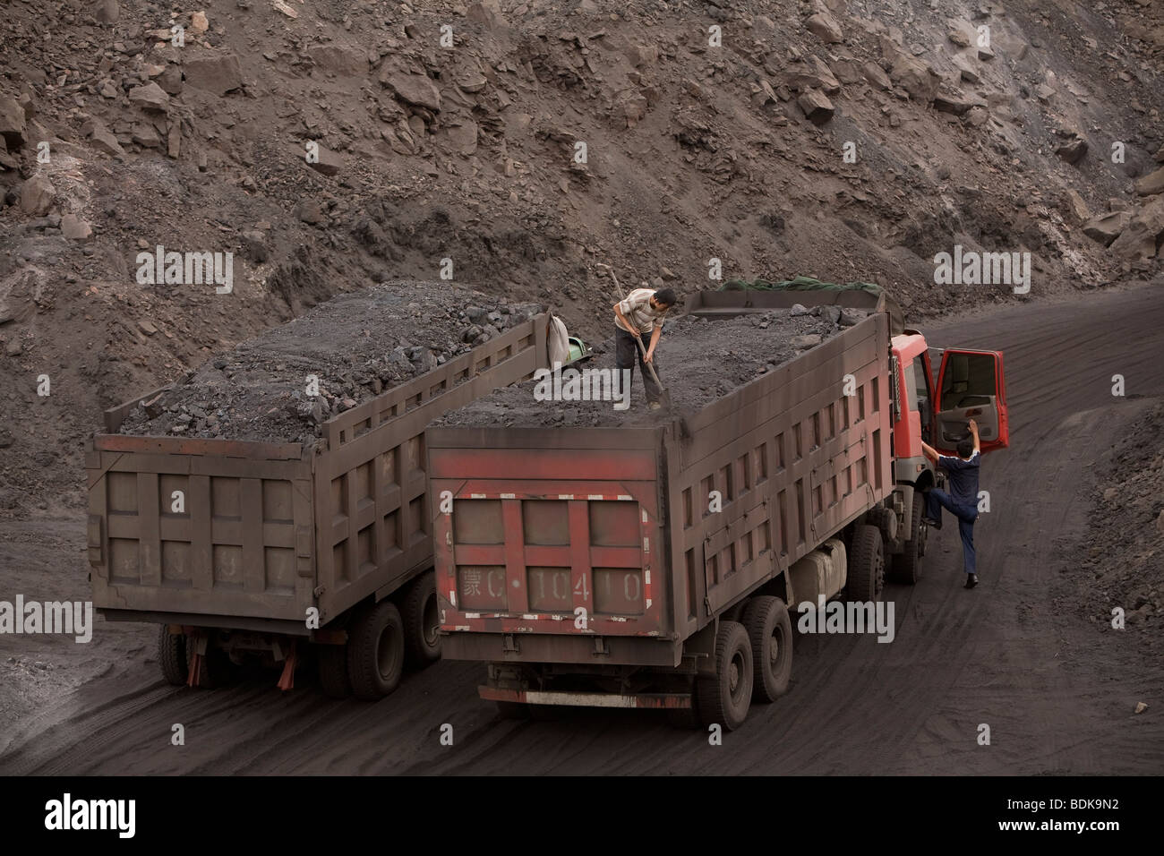 WUDA COAL FIELD, WU HAI, Innere Mongolei: 50 Tonner mit hochwertigen Zeche knapp unterhalb der Wasseroberfläche in einem privaten Tagebau Stockfoto