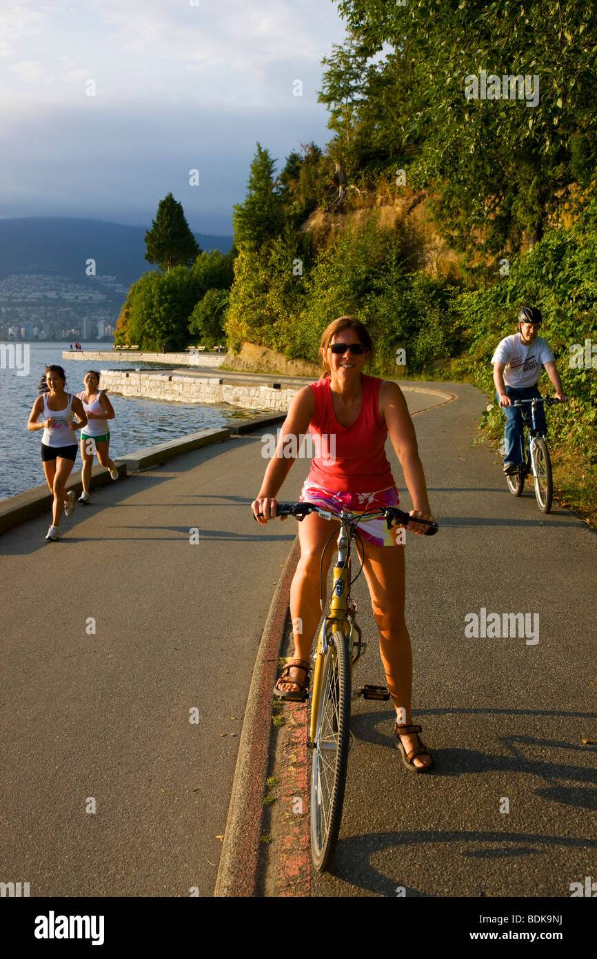 Radfahren auf dem Küstenweg im Stanley Park, Vancouver, Britisch-Kolumbien, Kanada. (Modell freigegeben) Stockfoto