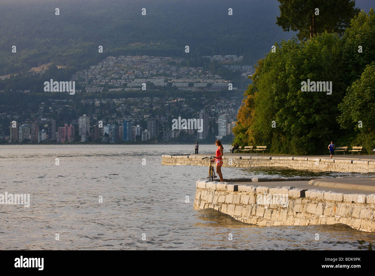 Radfahren auf dem Küstenweg im Stanley Park, Vancouver, Britisch-Kolumbien, Kanada. (Modell freigegeben) Stockfoto