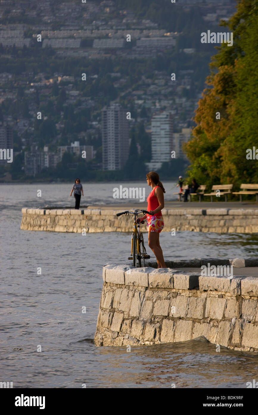 Radfahren auf dem Küstenweg im Stanley Park, Vancouver, Britisch-Kolumbien, Kanada. (Modell freigegeben) Stockfoto