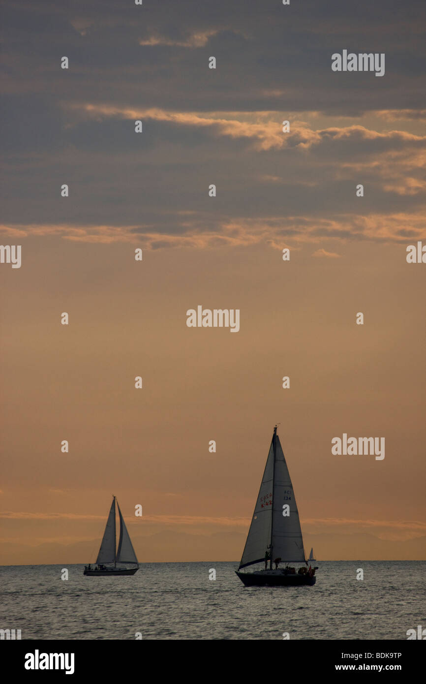 Segelboote am Burrard Inlet, Vancouver, Britisch-Kolumbien, Kanada. Stockfoto