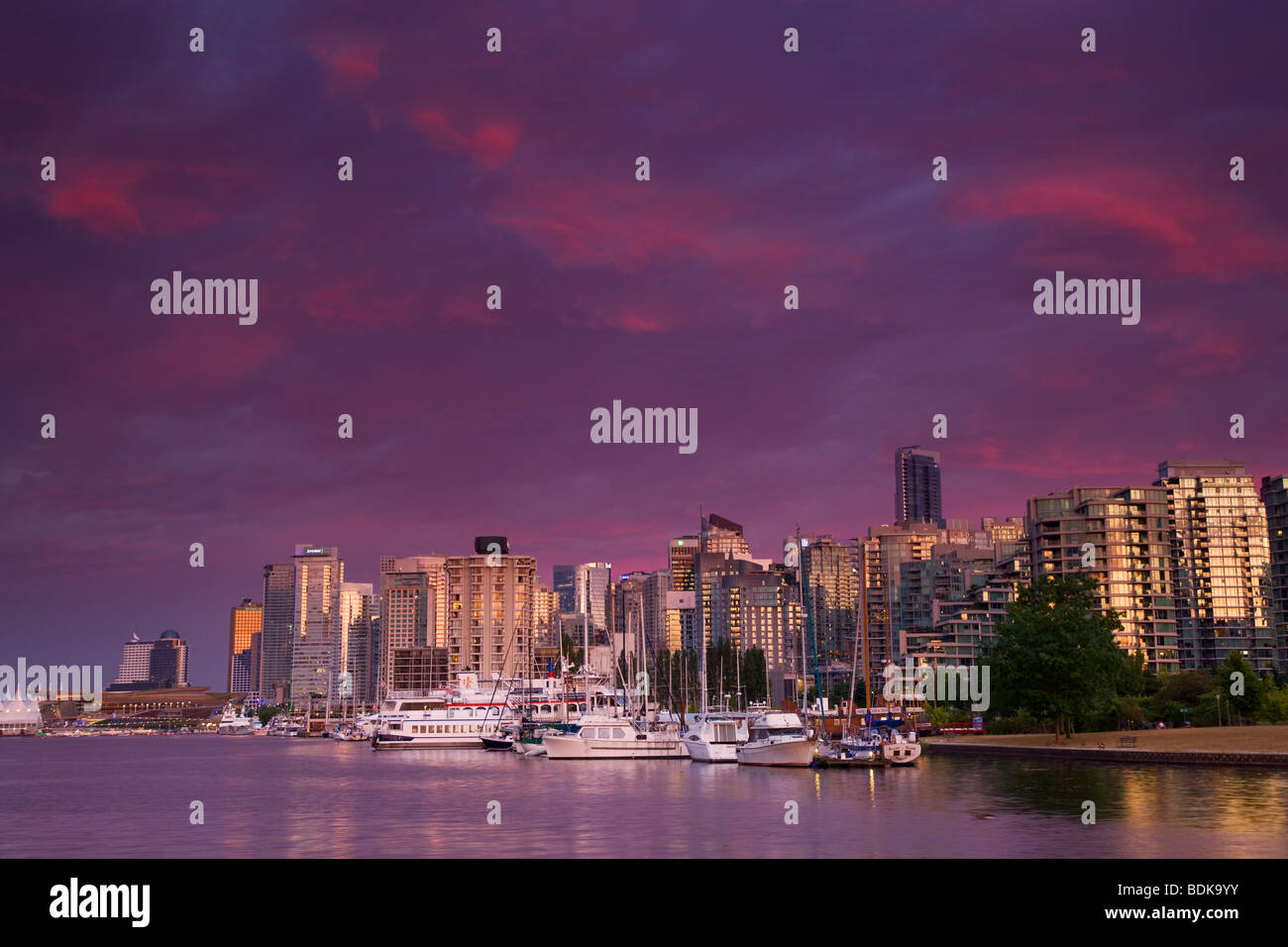 Downtown Vancouver und Coal Harbour bei Sonnenuntergang, Vancouver, Britisch-Kolumbien, Kanada. Stockfoto