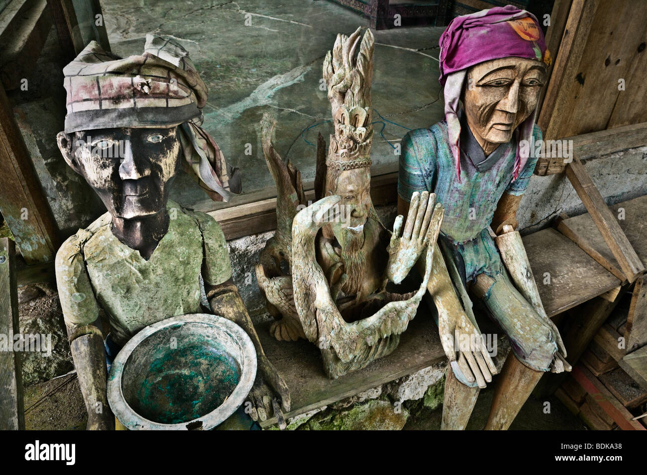 Indonesien, Sulawesi, Tana Toraja Bereich, Kete Kesu' Dorf, hölzerne Bildnisse von den Toten (bekannt als Tau Tau) Stockfoto