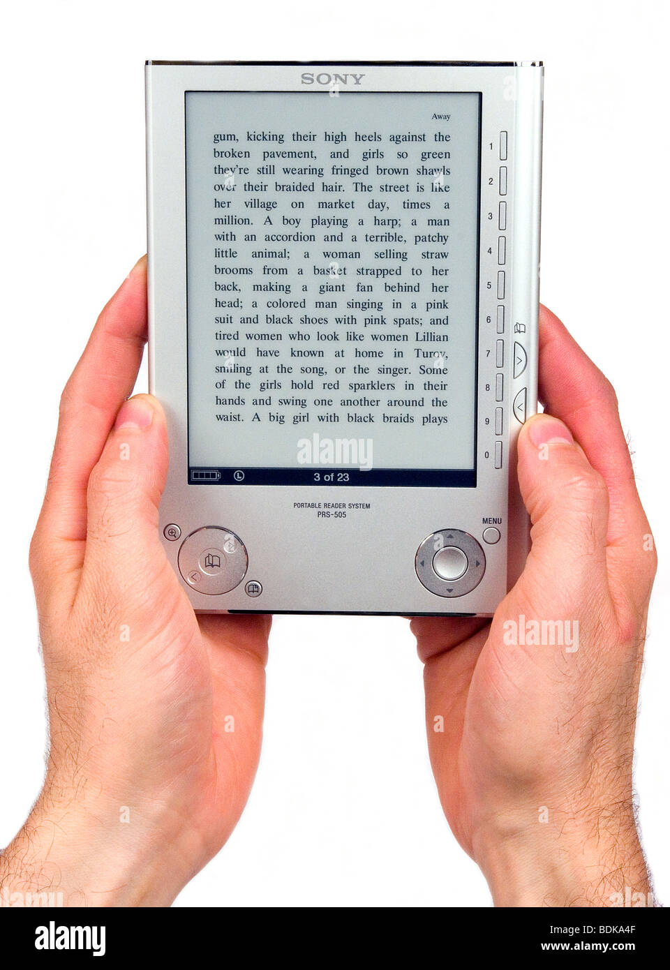 Hände halten, Sony Reader, eine digitale elektronische portable Buch Lagerung und Lesegerät Stockfoto