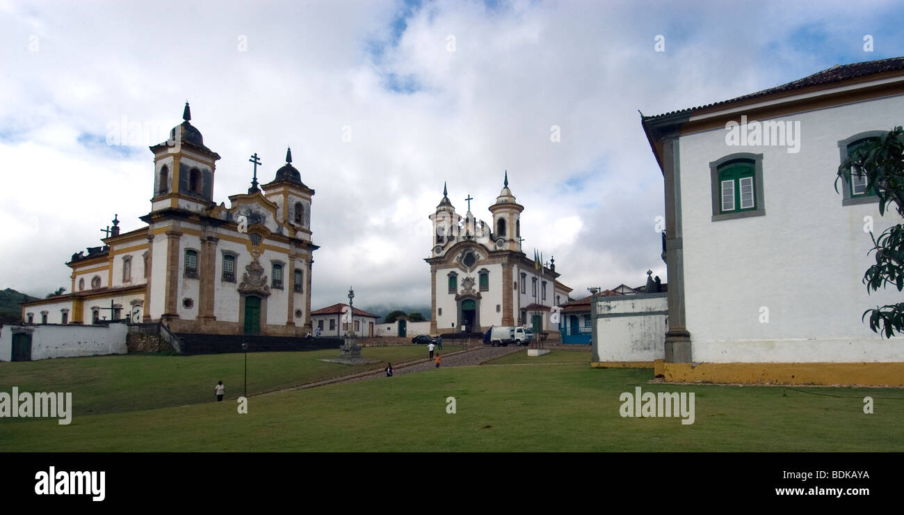 Kirchen aus der Kolonialzeit am Praça da Matriz, historischen Weltkulturerbe, Mariana, Minas Gerais, Brasilien Stockfoto