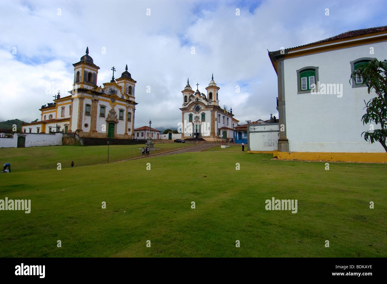 Kirchen aus der Kolonialzeit am Praça da Matriz, historischen Weltkulturerbe, Mariana, Minas Gerais, Brasilien Stockfoto