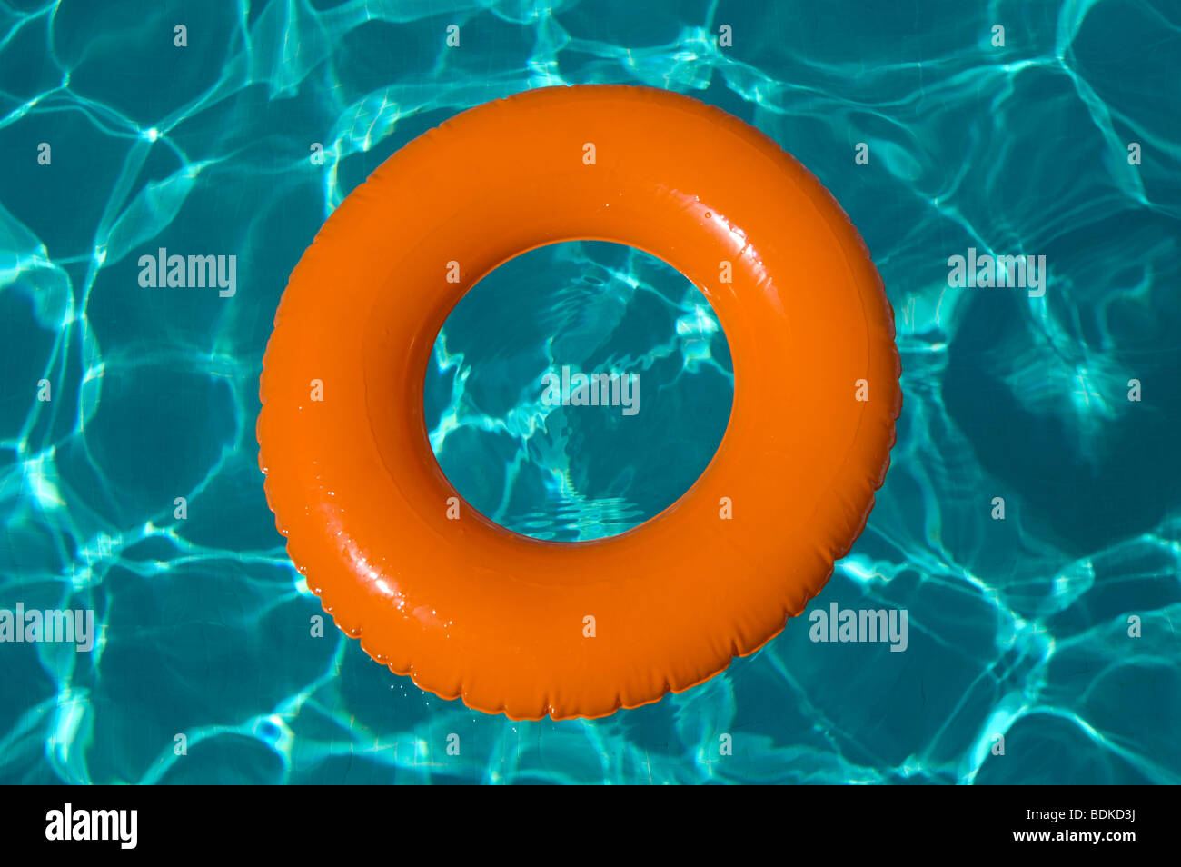 aufblasbare spielen Pool Kautschuk Ring bunt bunt cool Schwimmer Schwimmen Spaß Hitze Urlaub entspannen Entspannung Resort Ring Kautschuk Stockfoto