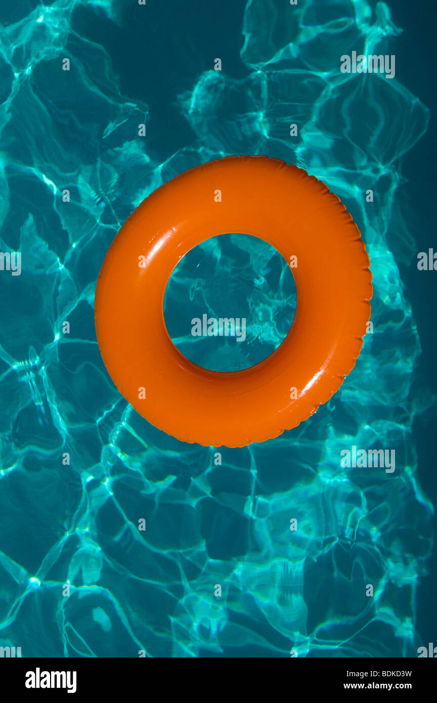 Aqua Oran bunt bunt cool Schwimmer Schwimmen Spaß Luft Wärme Urlaub aufblasbaren Spielen Pool entspannen Entspannung Resort Ring Kautschuk Stockfoto