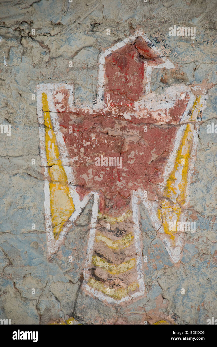 Indianische Kunstwerk schmückt die Wand eines alten Adobe-Struktur im historischen Lincoln, New Mexico. Stockfoto