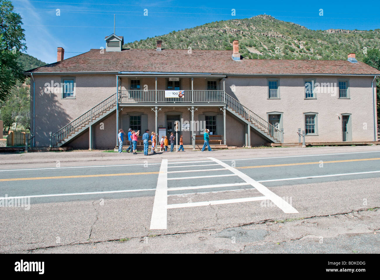 Eine Gruppe von Touristen erkunden Sie das historische Gerichtsgebäude, wo Billy the Kid aus seiner berüchtigten Flucht in Lincoln, New Mexico. Stockfoto