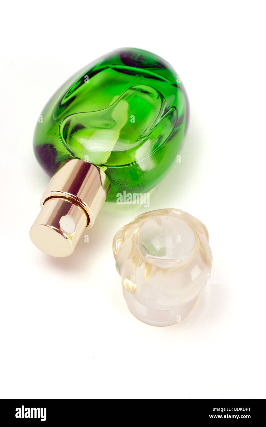 Offene grüne Flasche Parfüm auf weißem Hintergrund Stockfoto