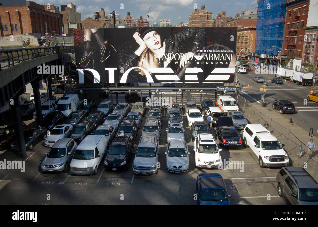 Ein Plakat für Emporio Armani ist von der neuen High Line Park im New Yorker Stadtteil Chelsea gesehen. Stockfoto