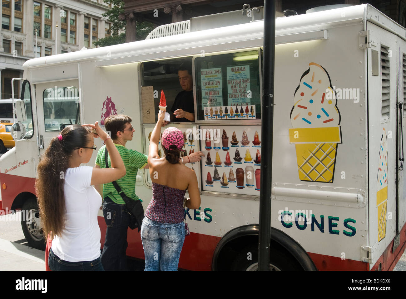 Eis Liebhaber Geniessen Eine Frostige Behandlung Aus Einem Softeis Lkw In Lower Manhattan In New York Stockfotografie Alamy