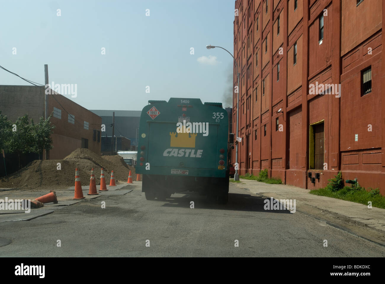 Ein Öl-Lieferwagen rülpst Rauch und Verschmutzung, wie es auf einer Straße in der Bronx in New York City Reisen Stockfoto