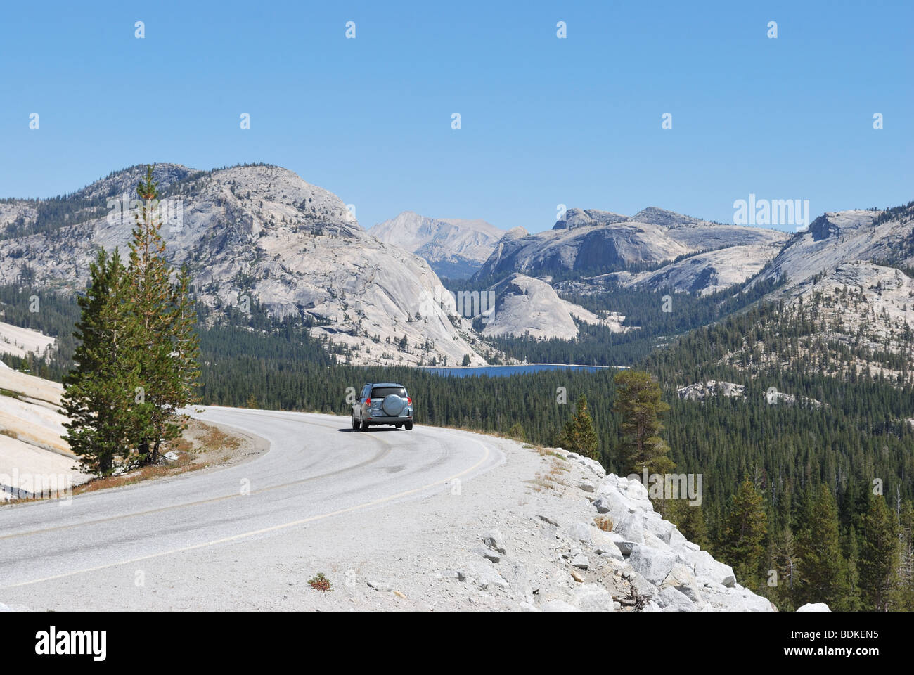 Autobahn 120 im Yosemite-Nationalpark, Kalifornien, Tioga Pass Road, Tenaya See im Hintergrund Stockfoto
