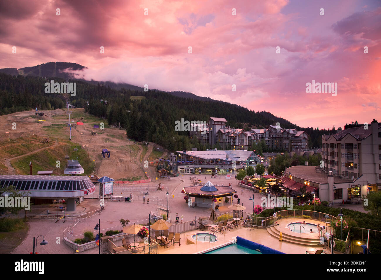 Sonnenuntergang über Whistler Village, Whistler, Britisch-Kolumbien, Kanada. Stockfoto