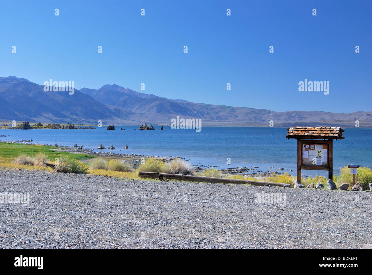 Marine-Strand, Parkplatz, Blick nach Westen in Richtung Südstrand, Mono Lake Kalifornien Stockfoto