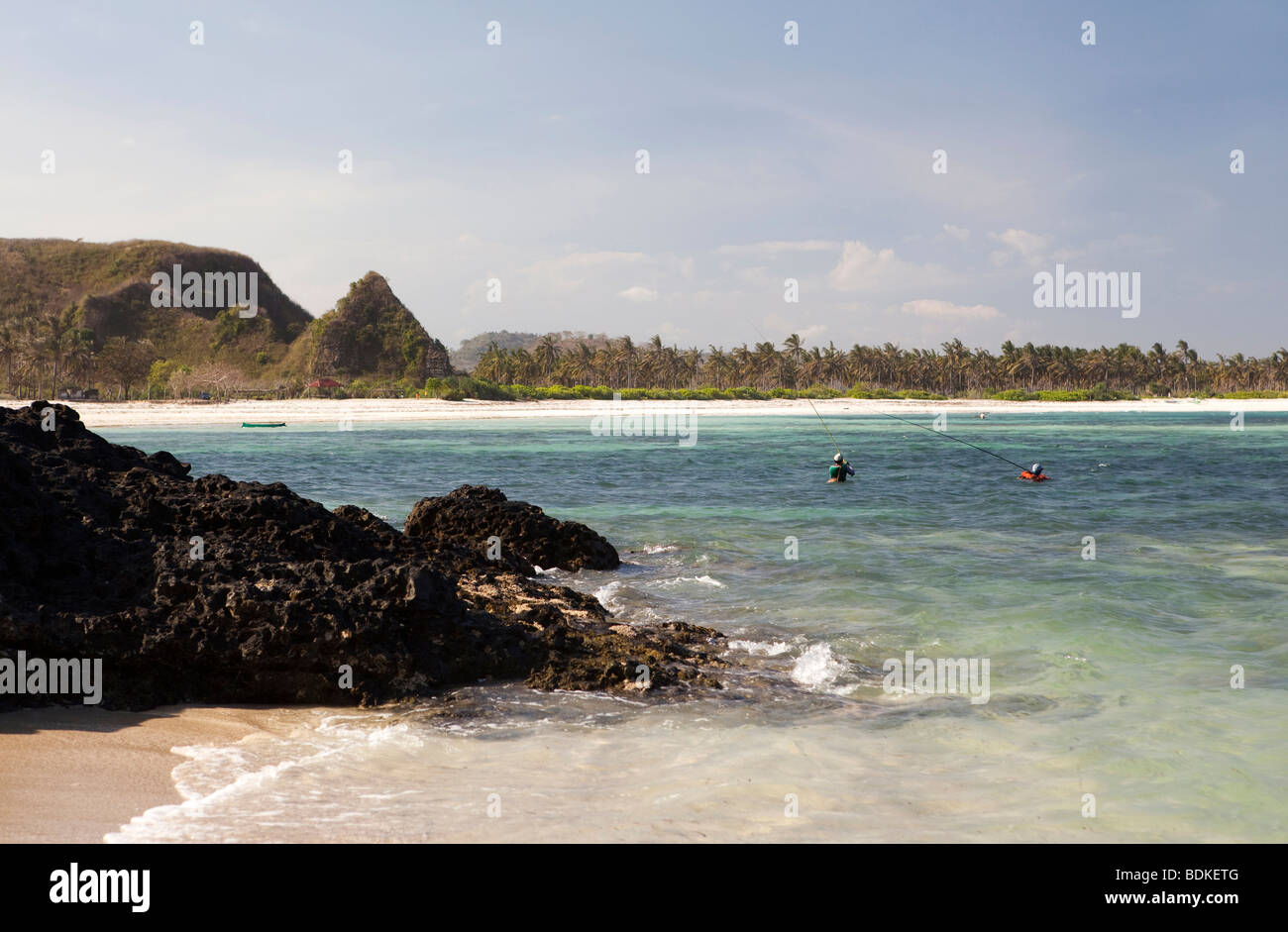 Indonesien, Lombok, Tanjung, Strand, Fischer Rute Angeln in Untiefen Stockfoto