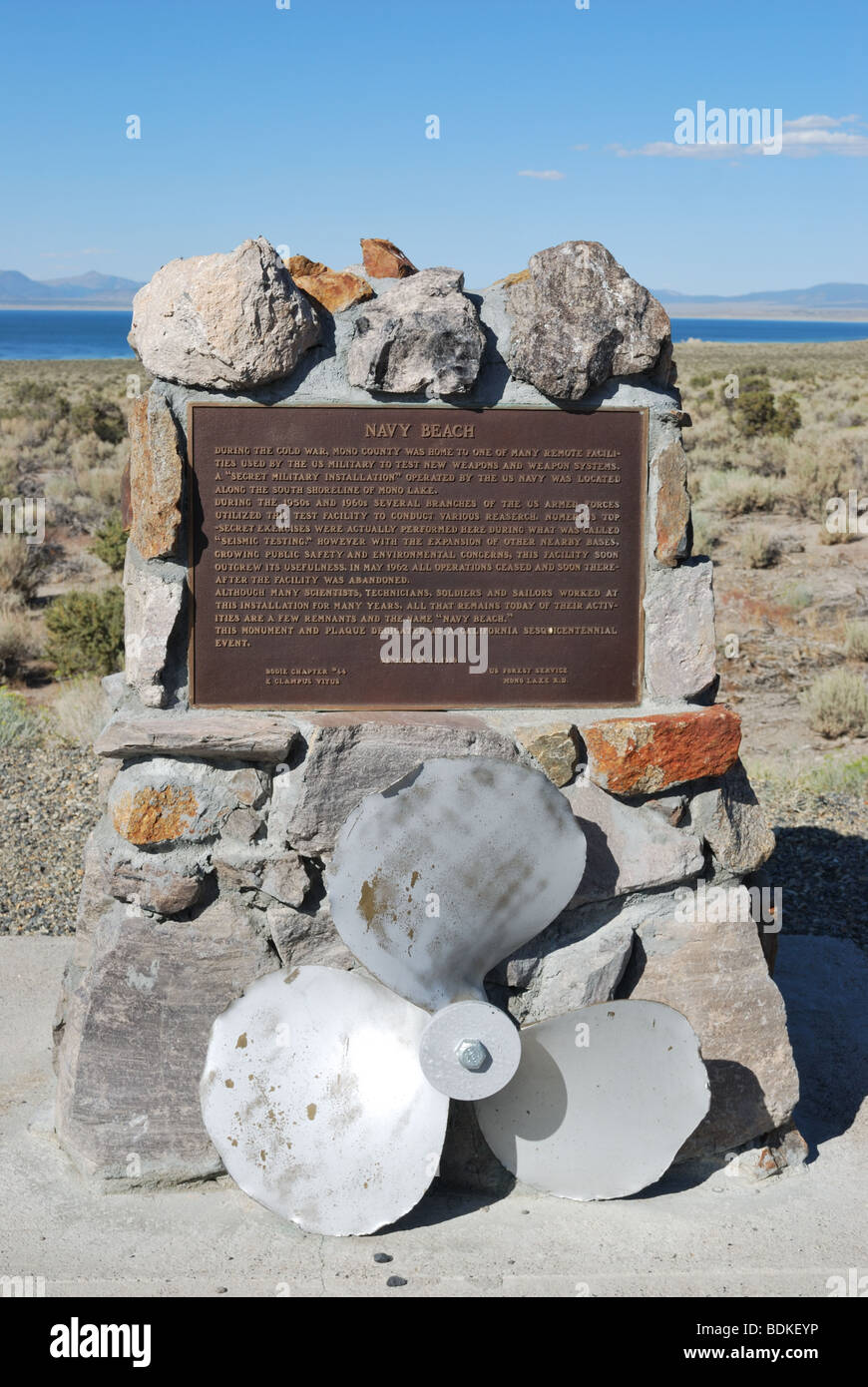 Historische Markierung informiert die Besucher über die Hintergründe der Marine Beach am Mono Lake, wo die Marine im 2. Weltkrieg neue Waffen getestet. Stockfoto