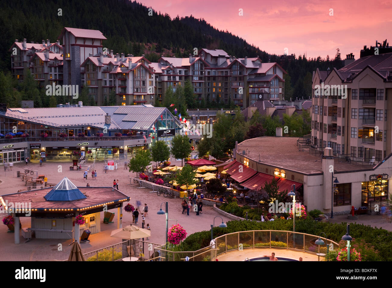 Sonnenuntergang über Whistler Village, Whistler, Britisch-Kolumbien, Kanada. Stockfoto