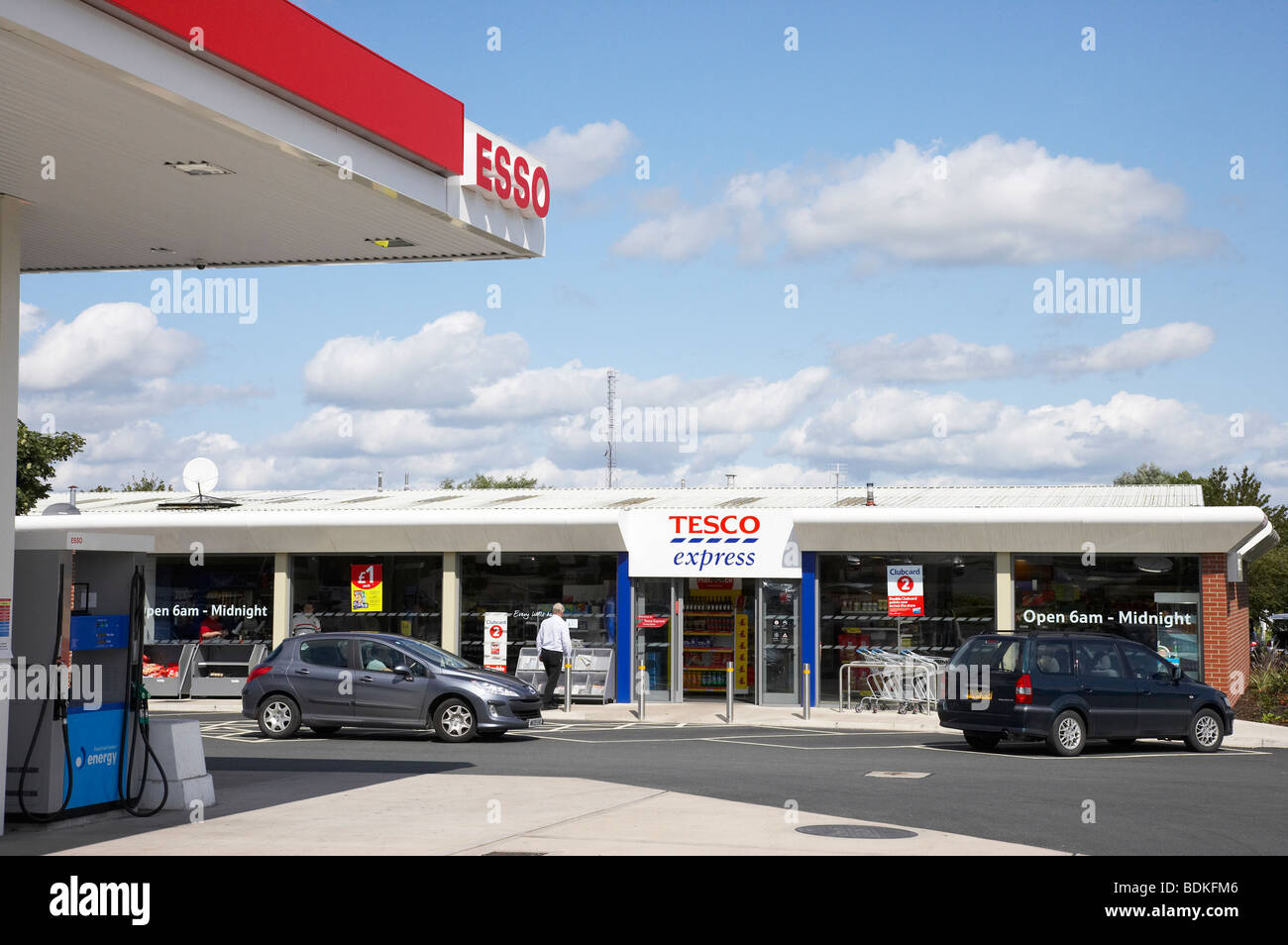 Esso-Tankstelle mit Tesco Shop in Crewe UK Stockfoto