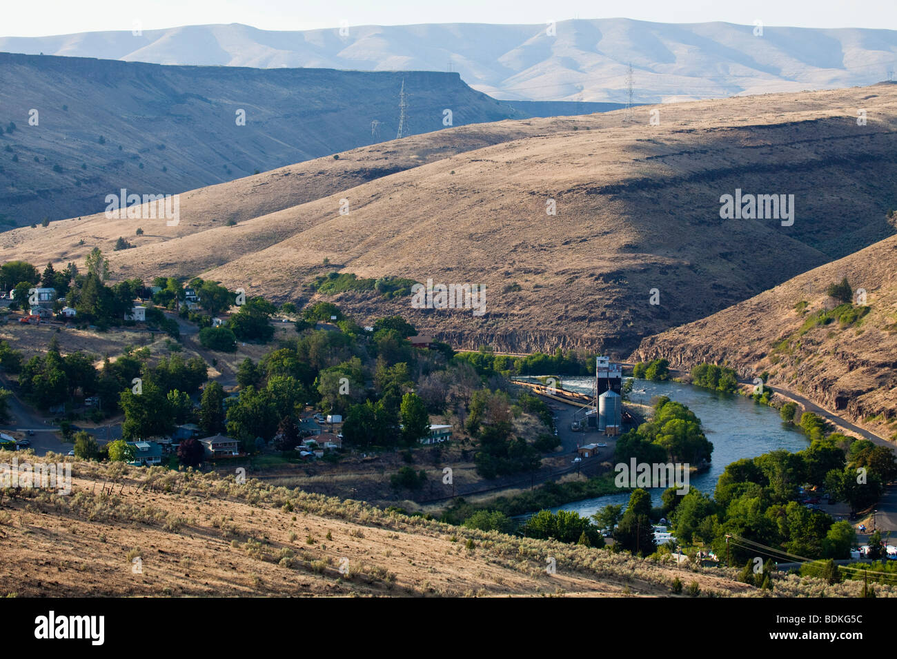 Fluss der Stadt in Zentral-oregon Stockfoto