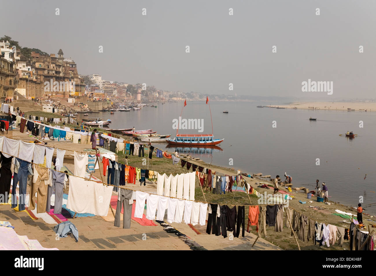 Wäsche ist zum Trocknen an den Ufern des Flusses Ganga (Ganges) in Varanasi, Indien gehängt. Stockfoto