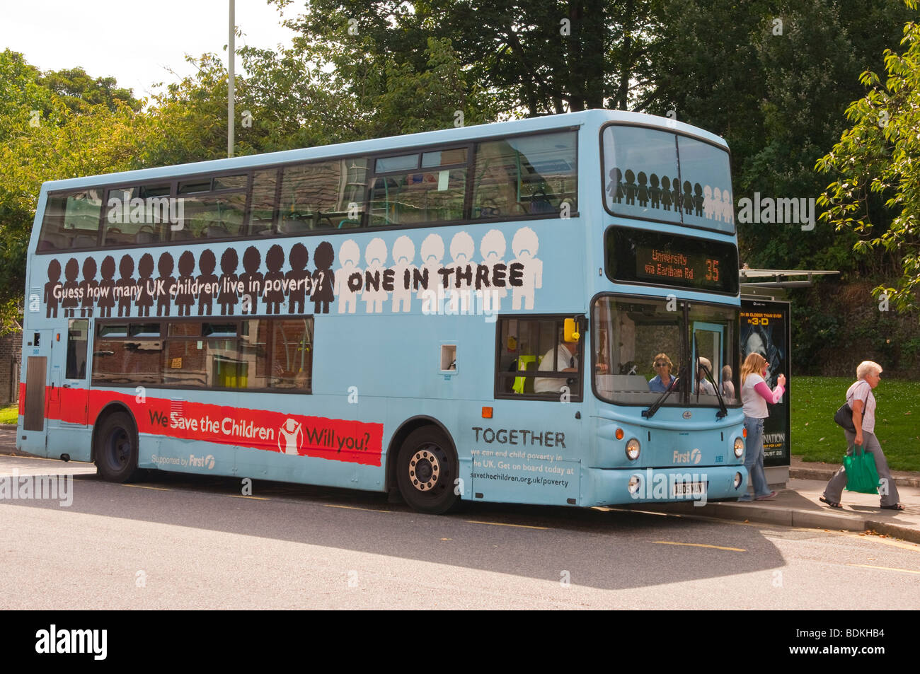 Einem blauen Doppeldeckerbus an einer Bushaltestelle in Norwich Norfolk Uk Stockfoto
